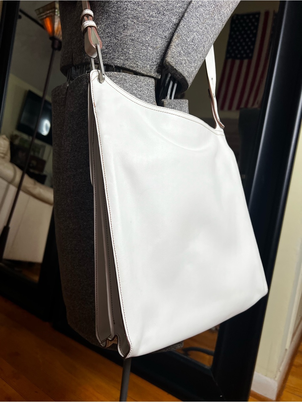 Authentic Vintage Loewe Madrid White Leather Shoulder Bag Made in Spain - Picture 5 of 17